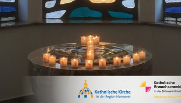 Runde Schale mit brennenden Gedenkkerzen, dahinter bunte Kirchenfenster, darunter Logos der Katholischen Kirche in der Region Hannover und der Katholischen Erwachsenenbildung in der Diözese Hildesheim.